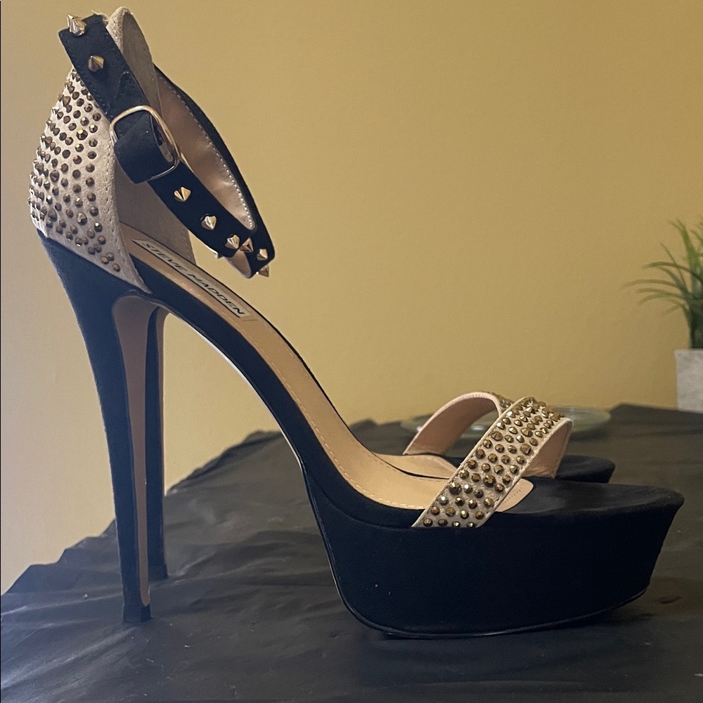 WOW! Steve Madden REALITY Black Gold Studded Platform Heels 10 PRISTINE!